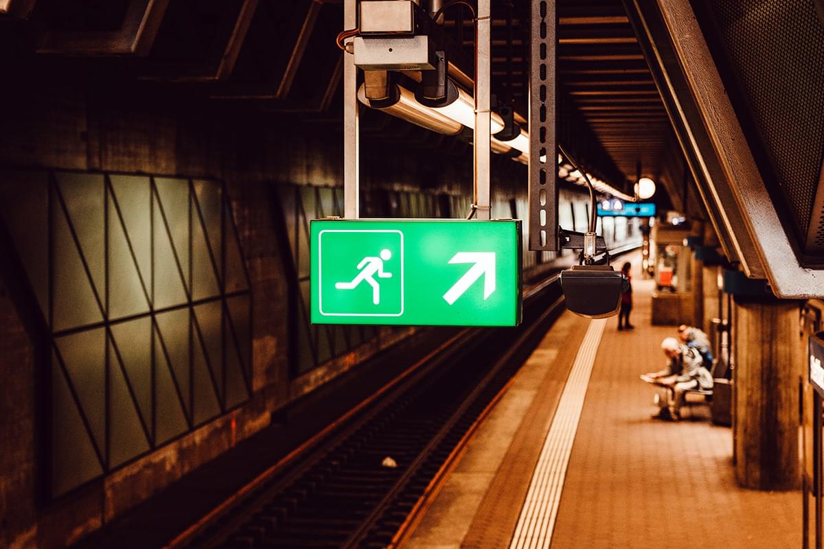 Emergency Exit von Claudio Schwarz auf Unsplash